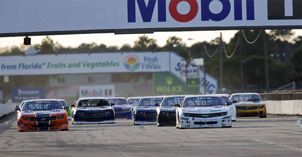 Dennis Lind på indersiden af Jan Magnussen ved starten af løb to på Sebring
(Foto: DeltaPhoto.se / Göran R)